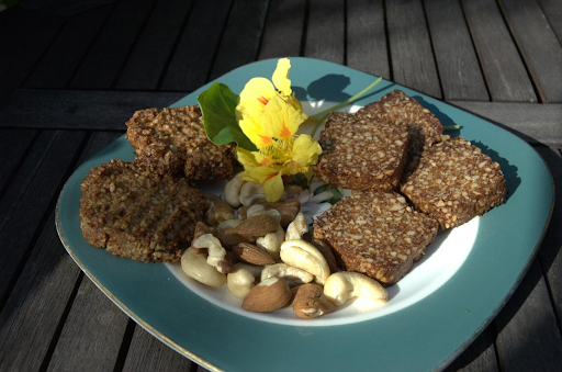 Biscuits aux noix : une recette originale pour une friandise à faible teneur en glucides et en sucres, pleine de saveur