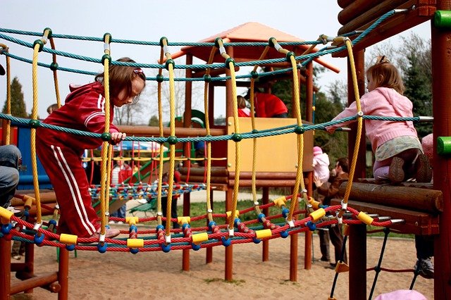 Les jeux font grandir les enfants positivement et créent des liens familiaux