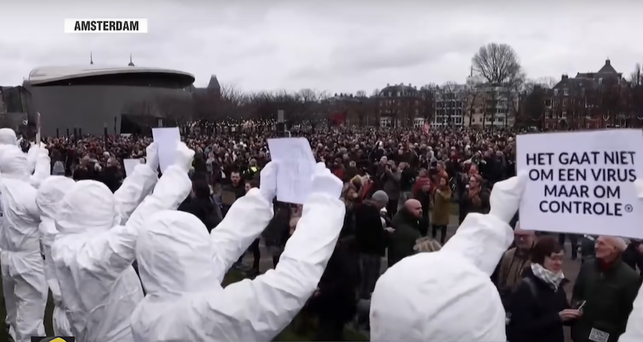 Pays-Bas : la police disperse une manifestation anti-confinement à Amsterdam
