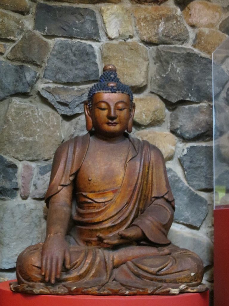 Le régime chinois force les moines et les tibétains à assister à la démolition d’une statue de Bouddha de 30 mètres de haut