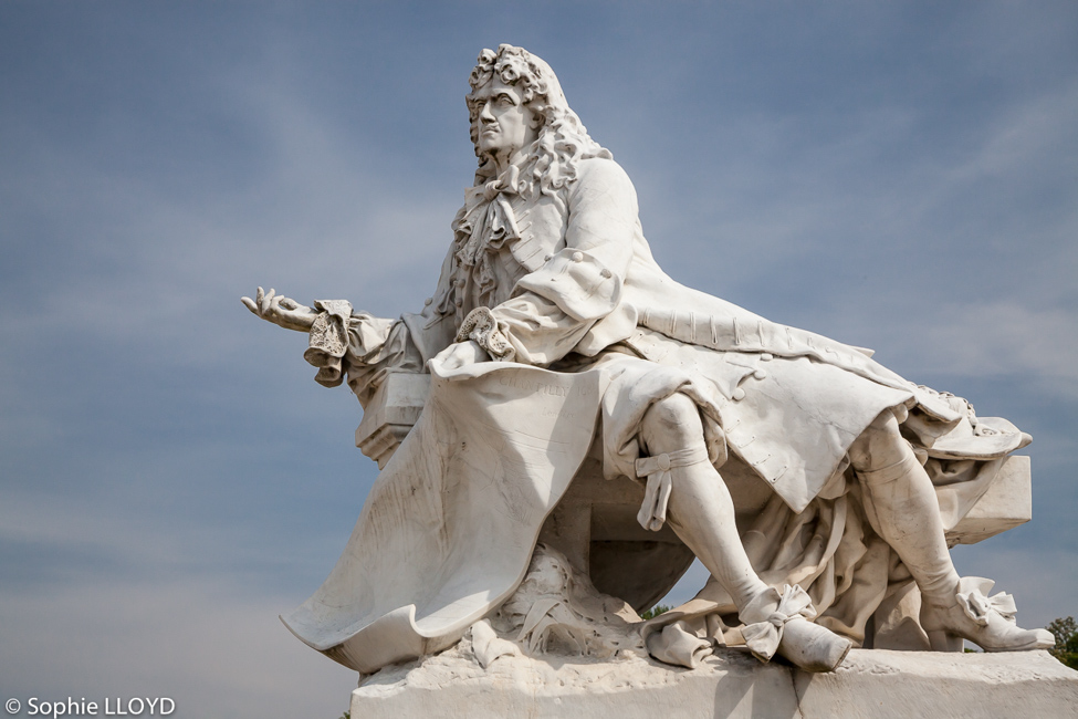 Statue d’André Le Nôtre, dans le domaine du château de Chantilly. (Image : Copyright Sophie Lloyd - Le Château - Statue)
