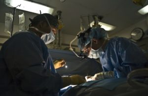 Un enfant originaire de Chypre s’est vu refuser une opération du cœur parce que ses parents n’étaient pas vaccinés