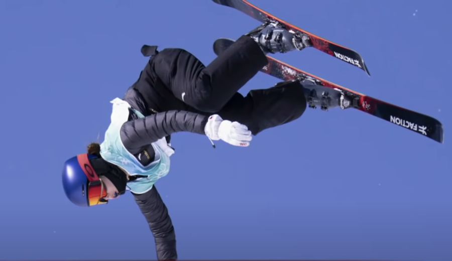  JO de Pékin le 8 Février : Eileen Gu après sa dernière descente lors de la finale de l’épreuve féminine de ski acrobatique big air, le 08 février 2022. (Image : Capture d’écran / YouTube)