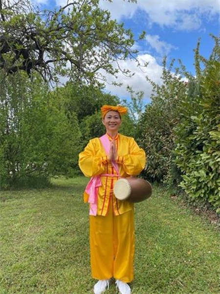 La joie de la danse du tambour de ceinture, une pratique du folklore traditionnel chinois