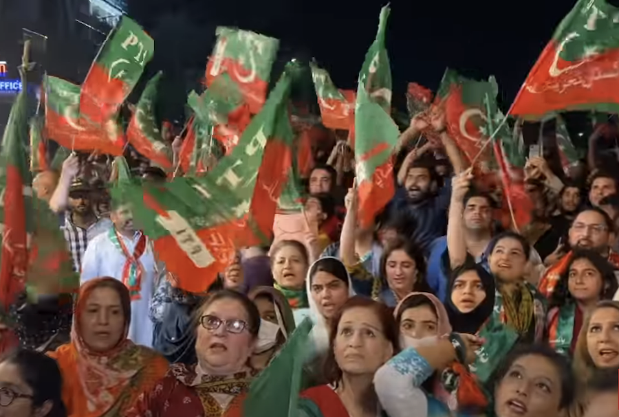 Pakistan : d’immenses foules se rassemblent pour soutenir le Premier ministre évincé, Imran Khan