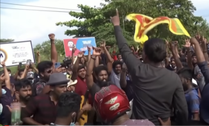 Sri Lanka : privés de carburant, de nourriture et d’électricité, des manifestants en colère assiègent la résidence du président Gotabaya Rajapakshe