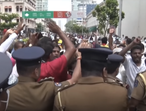 Le Sri Lanka en proie au chaos, placé sous couvre-feu, l’économie au bord de l’effondrement