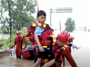 Des pluies torrentielles ont provoqué d’importantes inondations en Chine, submergeant les routes et piégeant les habitants 