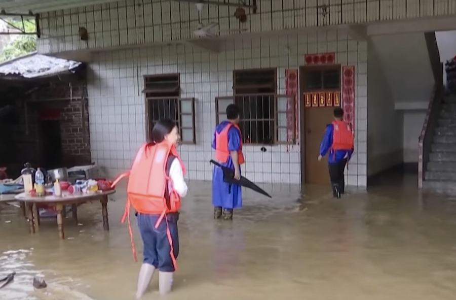 Des pluies torrentielles ont provoqué d’importantes inondations en Chine, submergeant les routes et piégeant les habitants 