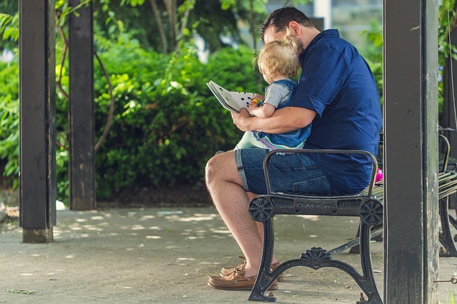 Passer plus de temps en compagnie du père permettrait aux enfants de mieux réussir à l’école 