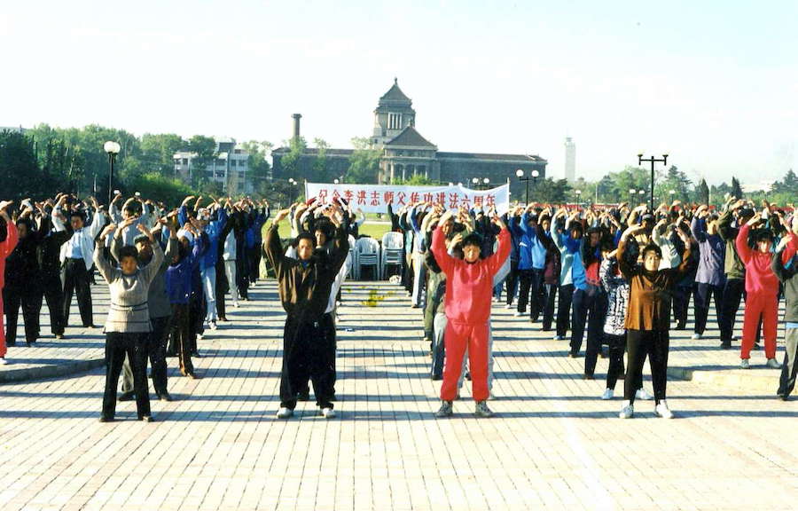 Les pratiquants de Falun Gong en France se sont rassemblés devant l’Ambassade de Chine contre les 23 ans de persécution