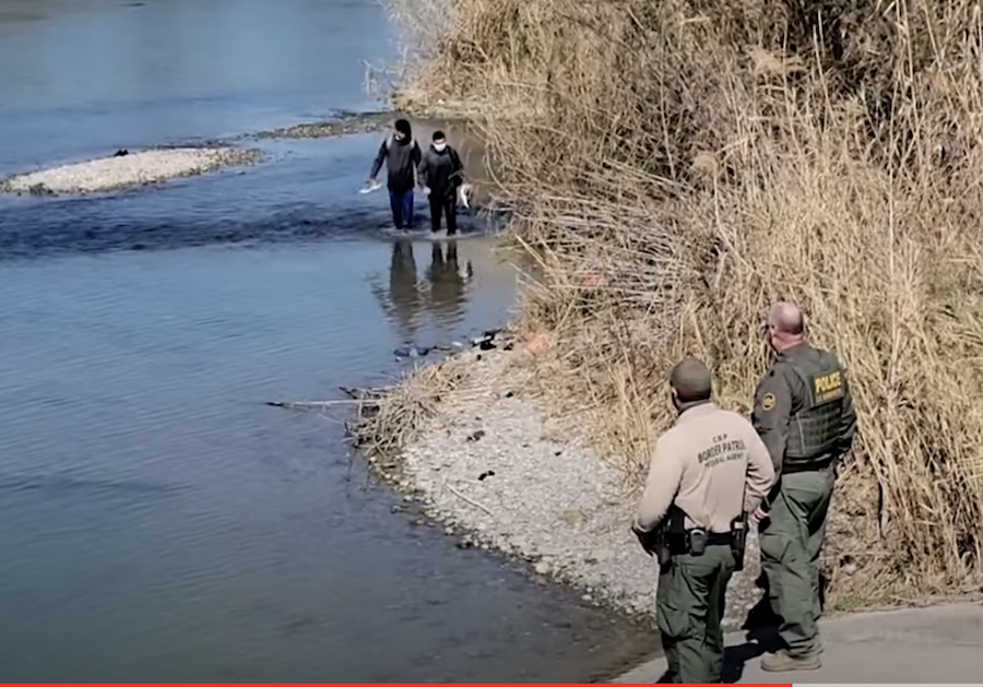 Texas : une vidéo montre des centaines de migrants clandestins entrant illégalement à Eagle Pass