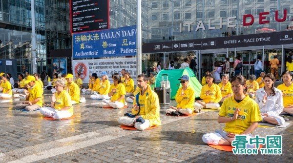 Pour lutter contre la persécution des pratiquants de Falun Gong en Chine, des Français ont signé une pétition