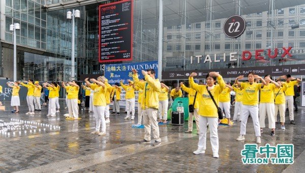 Pour lutter contre la persécution des pratiquants de Falun Gong en Chine, des Français ont signé une pétition