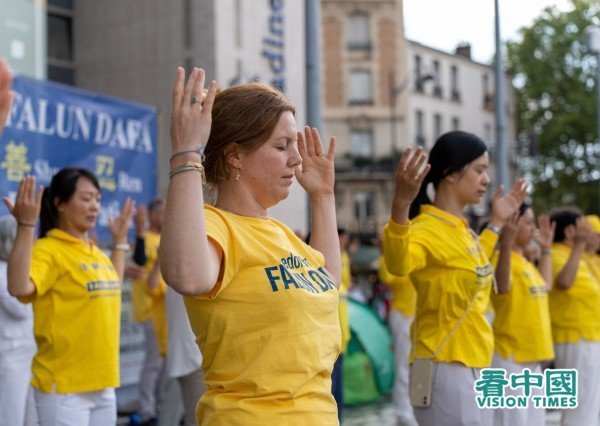 Pour lutter contre la persécution des pratiquants de Falun Gong en Chine, des Français ont signé une pétition
