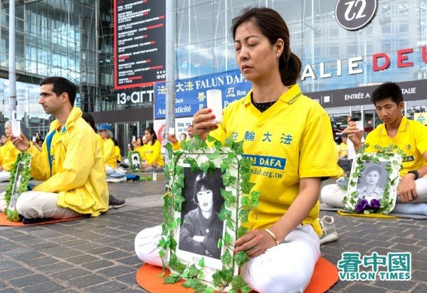 Pour lutter contre la persécution des pratiquants de Falun Gong en Chine, des Français ont signé une pétition