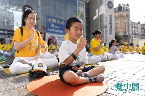 Pour lutter contre la persécution des pratiquants de Falun Gong en Chine, des Français ont signé une pétition