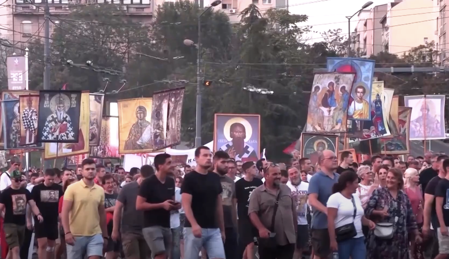 Serbie : des milliers d’orthodoxes défilent à Belgrade pour protester contre l’Europride