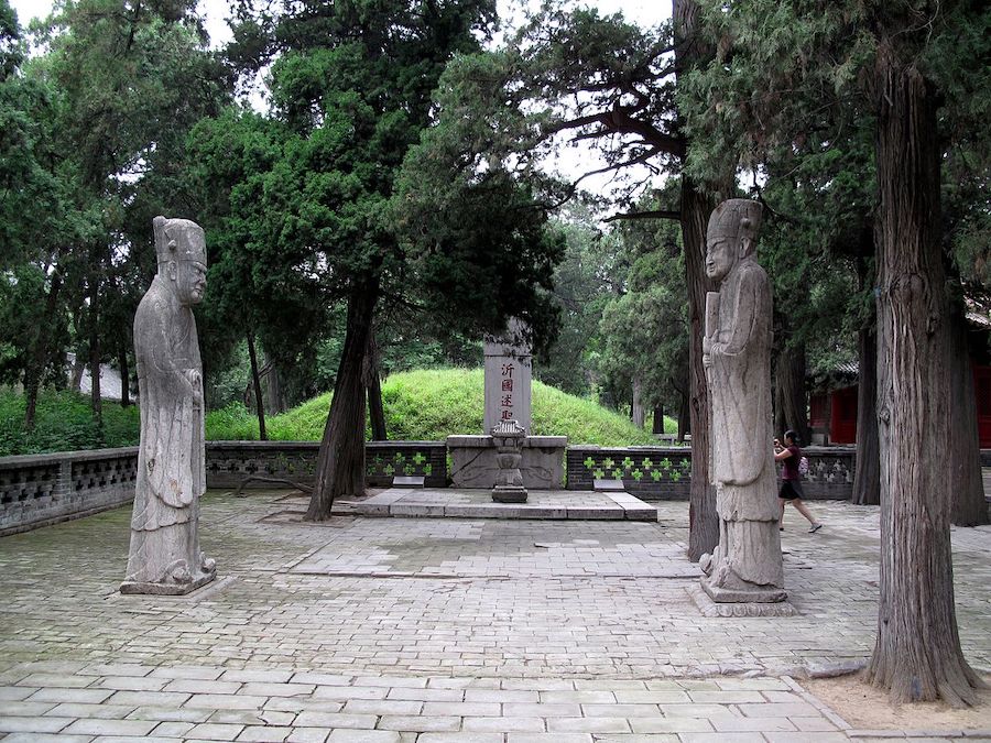 Confucius : une tombe profanée par les gardes rouges et un symbole utilisé par le Parti communiste chinois