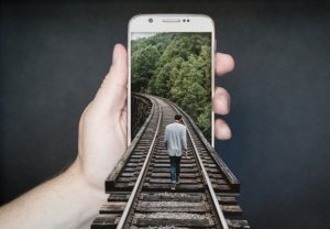 La dépendance au téléphone portable favorise-t-elle la dépression, le cyberharcèlement et le manque de sommeil ?
