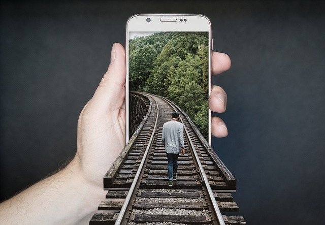 La dépendance au téléphone portable favorise-t-elle la dépression, le cyberharcèlement et le manque de sommeil 