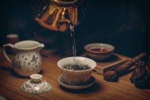 Des années de recherche révèlent les effets opposés de l’alcool et du thé sur la santé 