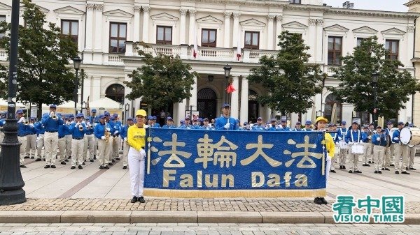 Varsovie : plus de 1 000 pratiquants de Falun Gong ont défilé pour manifester contre la persécution menée par le Parti communiste chinois