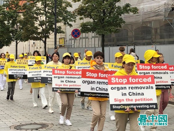 Varsovie : plus de 1 000 pratiquants de Falun Gong ont défilé pour manifester contre la persécution menée par le Parti communiste chinois