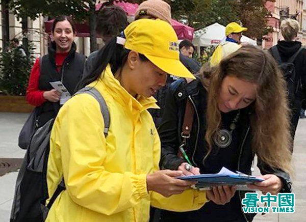 Varsovie : plus de 1 000 pratiquants de Falun Gong ont défilé pour manifester contre la persécution menée par le Parti communiste chinois