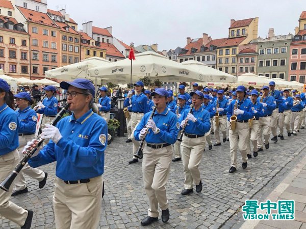 Varsovie : plus de 1 000 pratiquants de Falun Gong ont défilé pour manifester contre la persécution menée par le Parti communiste chinois