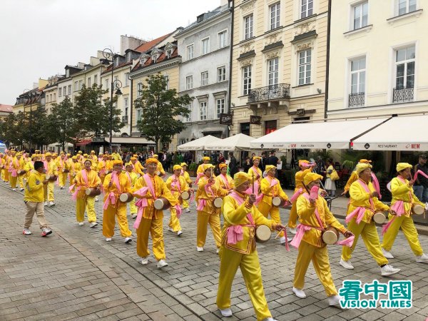 Varsovie : plus de 1 000 pratiquants de Falun Gong ont défilé pour manifester contre la persécution menée par le Parti communiste chinois