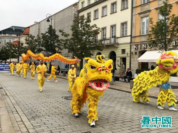 Varsovie : plus de 1 000 pratiquants de Falun Gong ont défilé pour manifester contre la persécution menée par le Parti communiste chinois