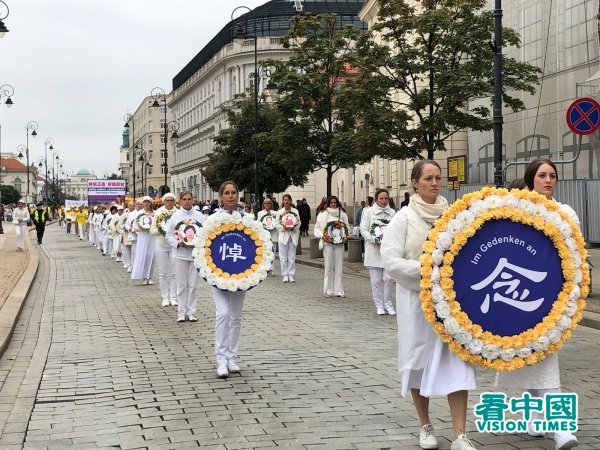 Varsovie : plus de 1 000 pratiquants de Falun Gong ont défilé pour manifester contre la persécution menée par le Parti communiste chinois