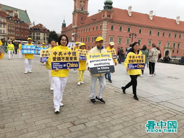 Varsovie : plus de 1 000 pratiquants de Falun Gong ont défilé pour manifester contre la persécution menée par le Parti communiste chinois