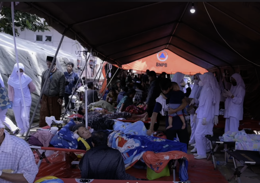 Indonésie : les opérations de sauvetage se poursuivent alors que le pays s’efforce d’obtenir de l’aide pour les survivants du séisme