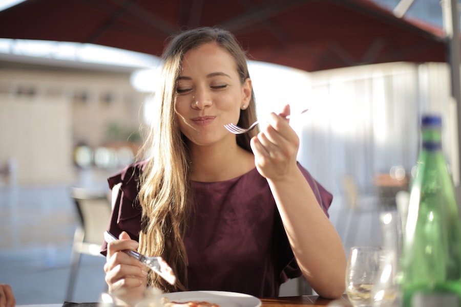 Manger en pleine conscience : prendre le temps de savourer chaque repas pour une meilleure santé