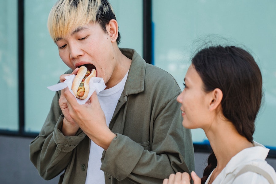 Manger en pleine conscience : prendre le temps de savourer chaque repas pour une meilleure santé