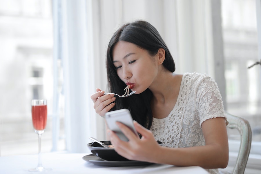 Manger en pleine conscience : prendre le temps de savourer chaque repas pour une meilleure santé