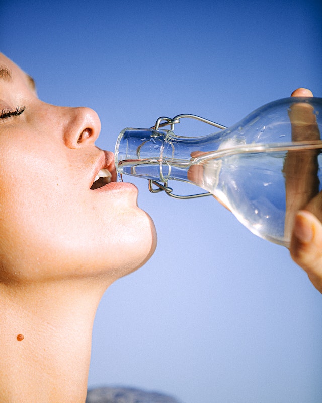 Comment boire plus d’eau pour une meilleure hydratation et une bonne santé