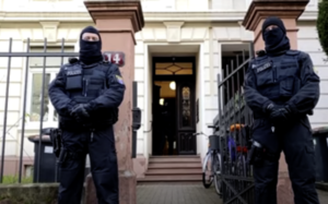 La police allemande interpelle vingt-cinq membres du mouvement Reichsbürger, accusés de vouloir renverser le gouvernement