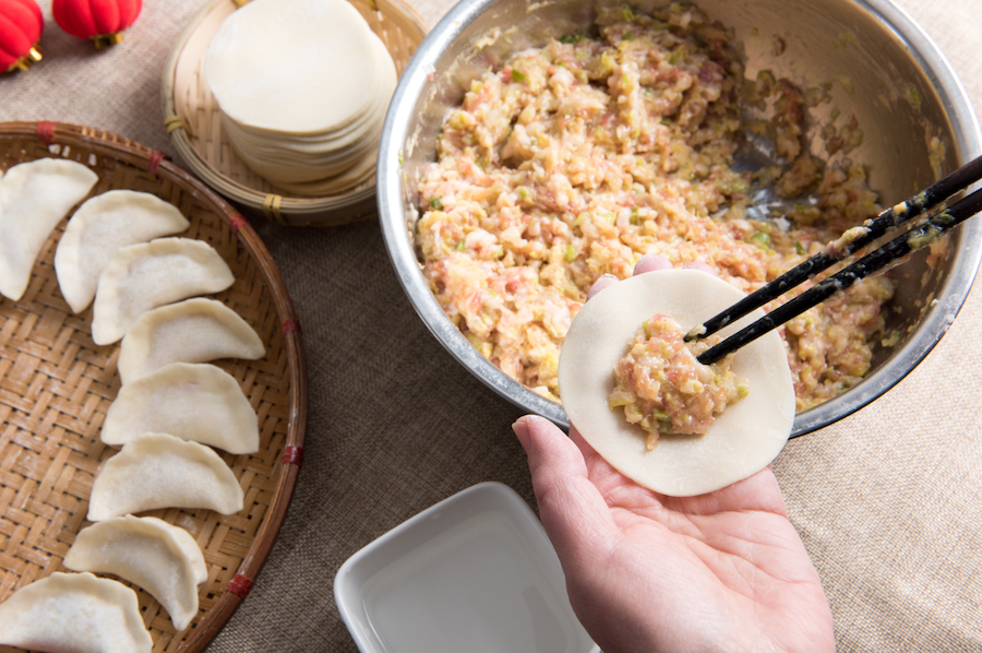 Pourquoi mange-t-on des raviolis chinois en Chine pendant le Nouvel An chinois et les autres fêtes 