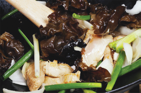 Recette facile : poulet sauté aux champignons noirs de Vision Times