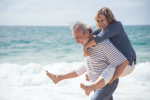 Cinq raisons pour lesquelles les gens paraissent jeunes