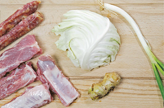Recette facile : cassolette de travers de porc aux saucisses chinoises