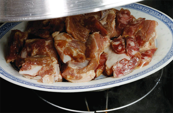 Recette facile : cassolette de travers de porc aux saucisses chinoises