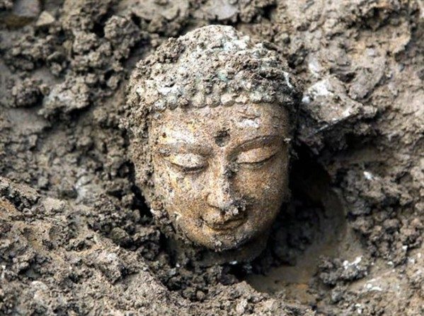 Des statues de Bouddha sont restées debout lors de catastrophes naturelles