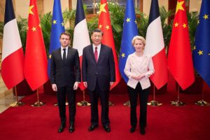 Emmanuel Macron appelle à resserrer les liens avec la Chine lors de sa visite d’État