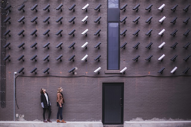 Un expert en technologie de surveillance explique la façon dont nous sommes tous surveillés en permanence