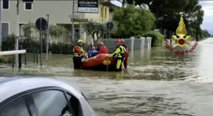 Le nord de l’Italie frappé par des inondations meurtrières, faisant au moins quatorze morts et des milliers de personnes déplacées