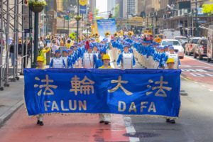 Les pratiquants de Falun Gong célèbrent la Journée mondiale du Falun Dafa à Manhattan